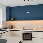 Cozy Cityscape Bluewood, Modern & Cozy Premium *