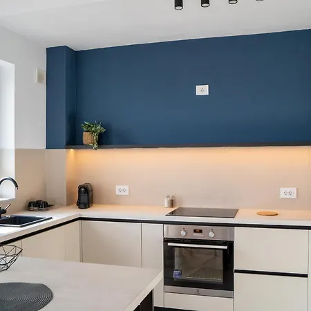 Cozy Cityscape Bluewood, Modern & Cozy Premium *